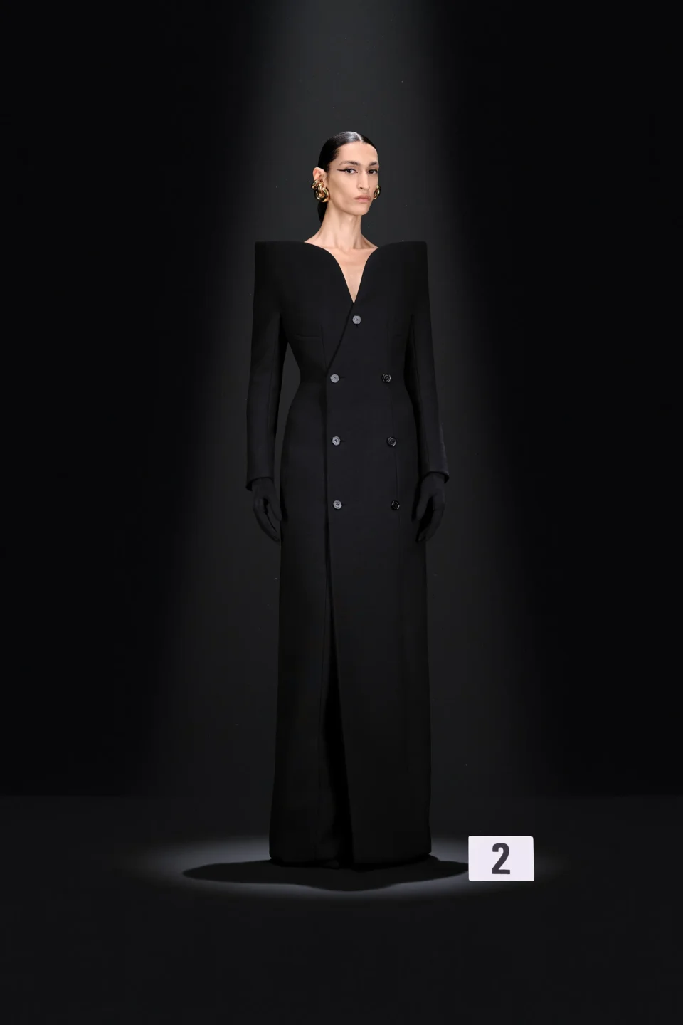 00002-balenciaga-fall-2023-couture-credit-gorunway