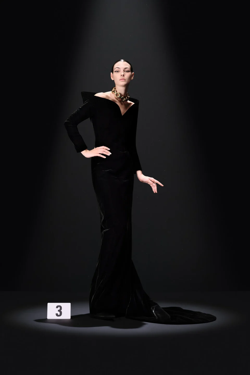 00003-balenciaga-fall-2023-couture-credit-gorunway