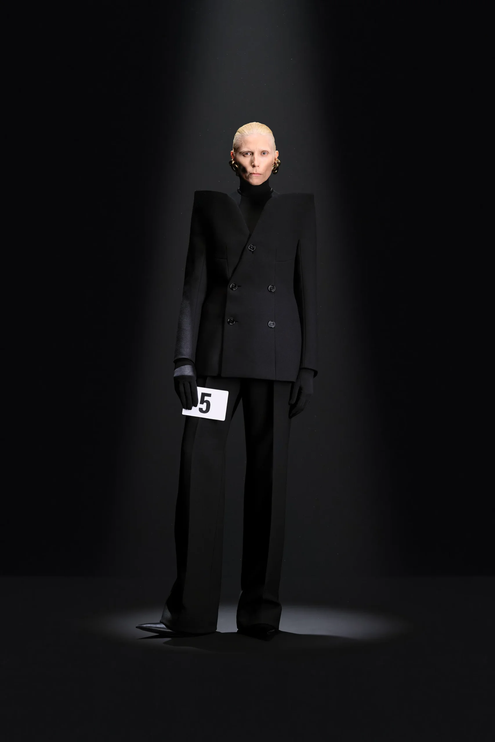 00005-balenciaga-fall-2023-couture-credit-gorunway