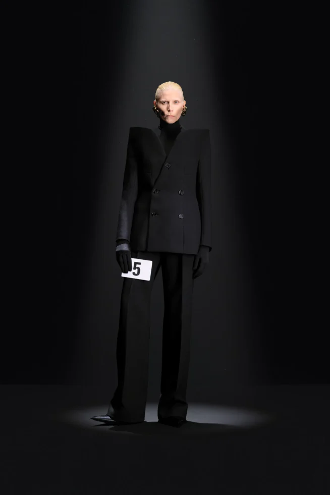 00005-balenciaga-fall-2023-couture-credit-gorunway