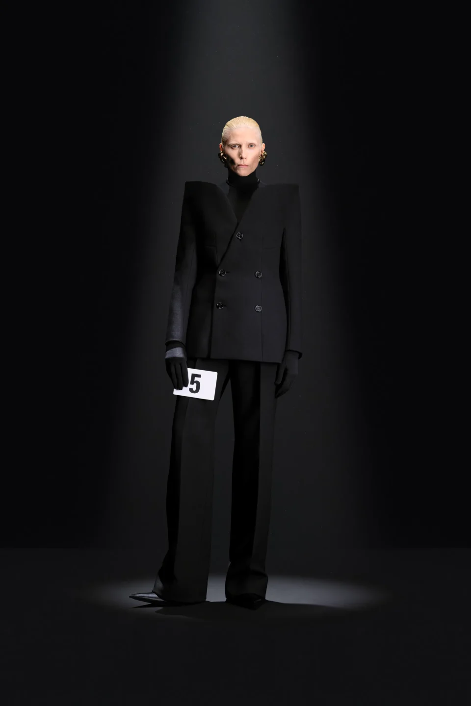 00005-balenciaga-fall-2023-couture-credit-gorunway