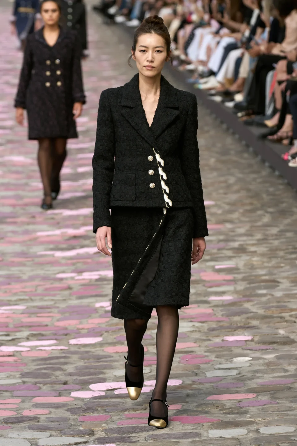 00008-chanel-fall-2023-couture-credit-gorunway