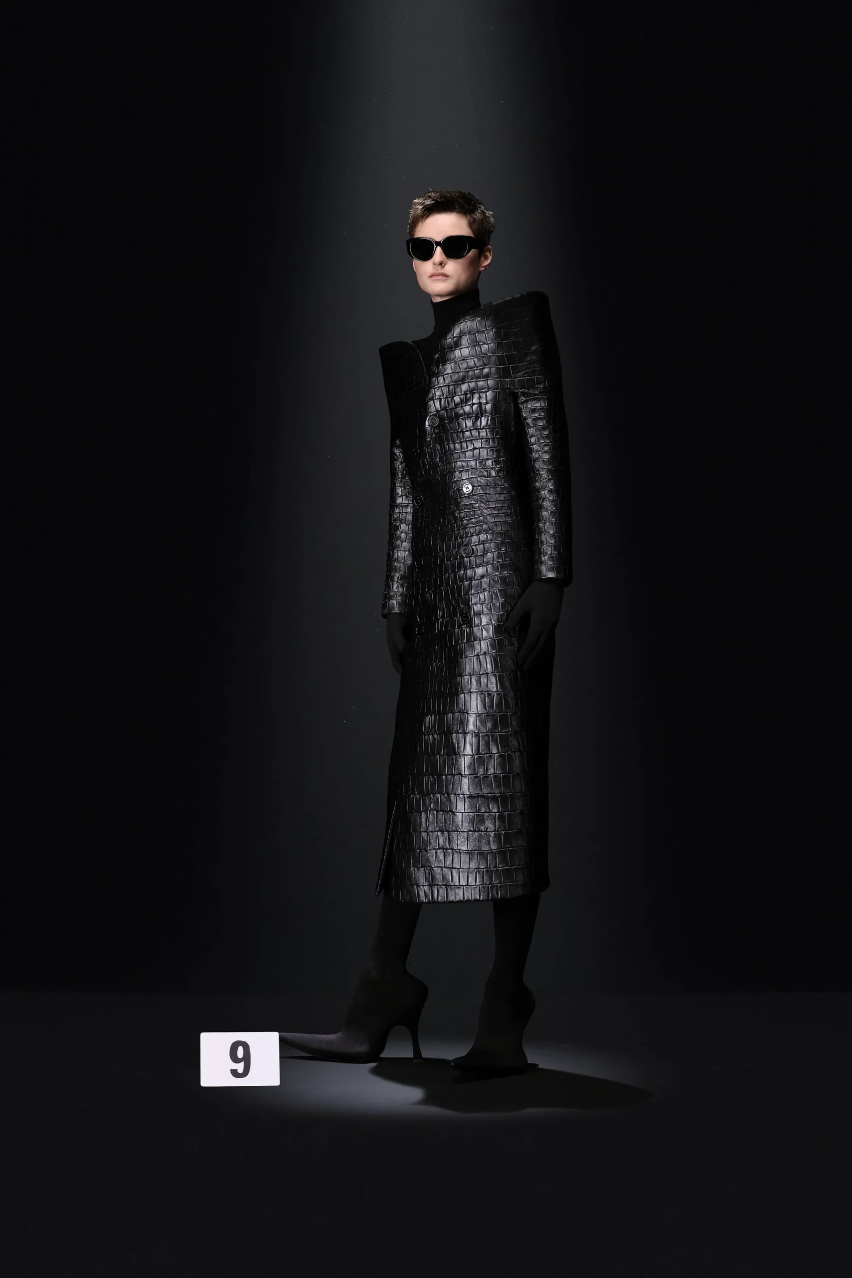 00009-balenciaga-fall-2023-couture-credit-gorunway