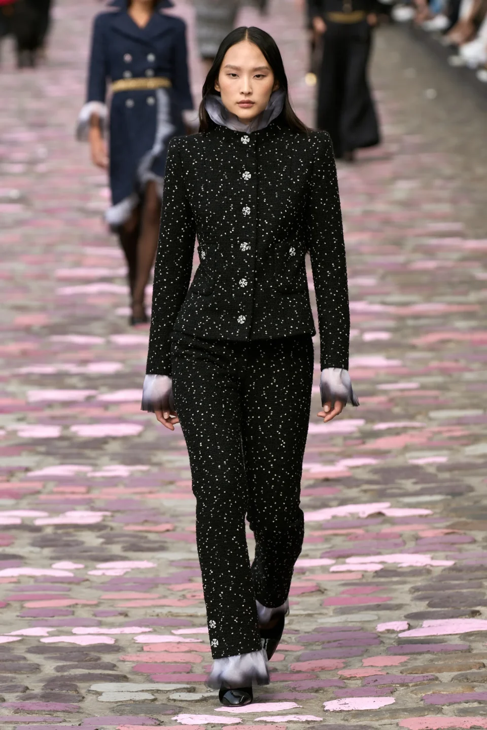 00010-chanel-fall-2023-couture-credit-gorunway