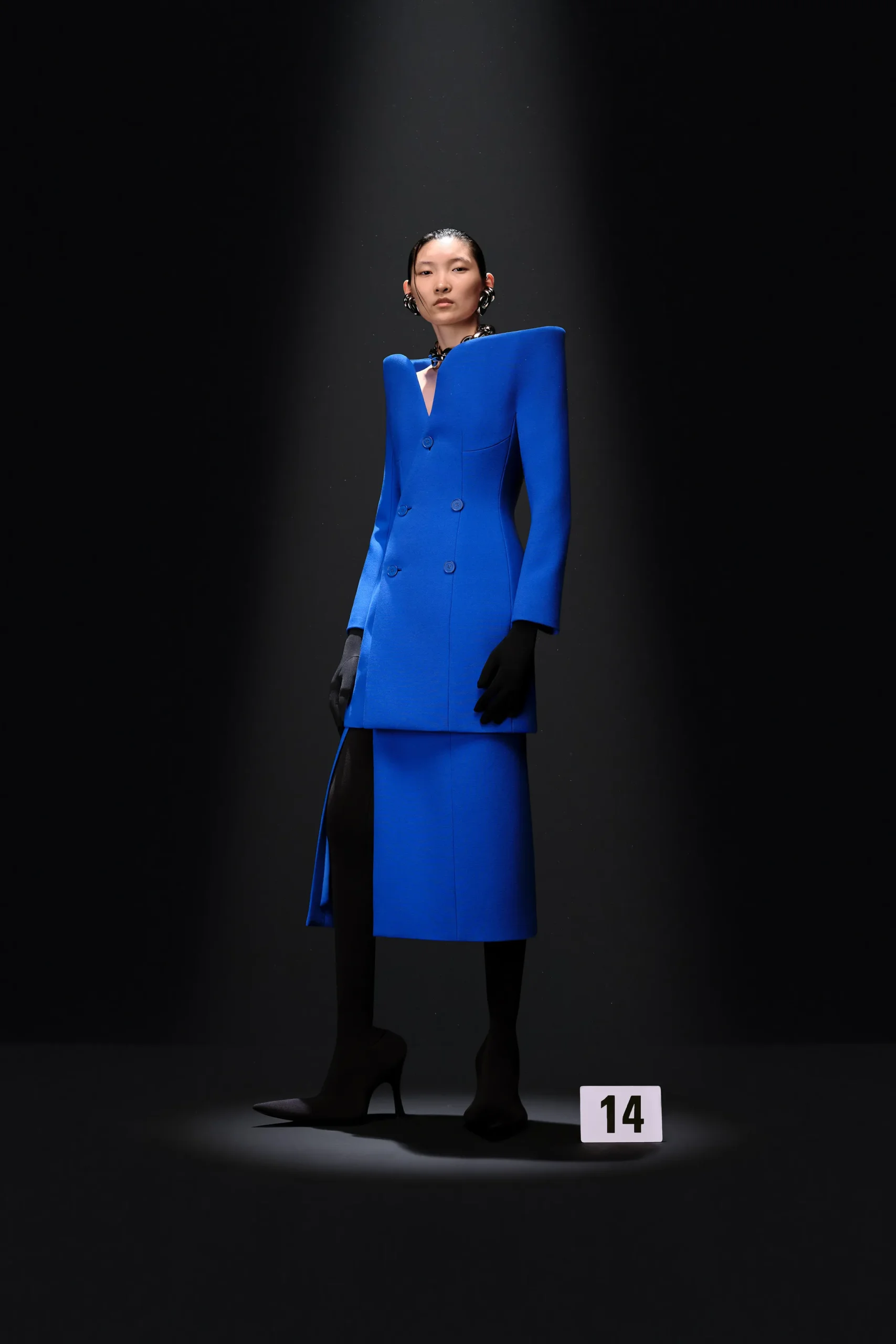 00014-balenciaga-fall-2023-couture-credit-gorunway