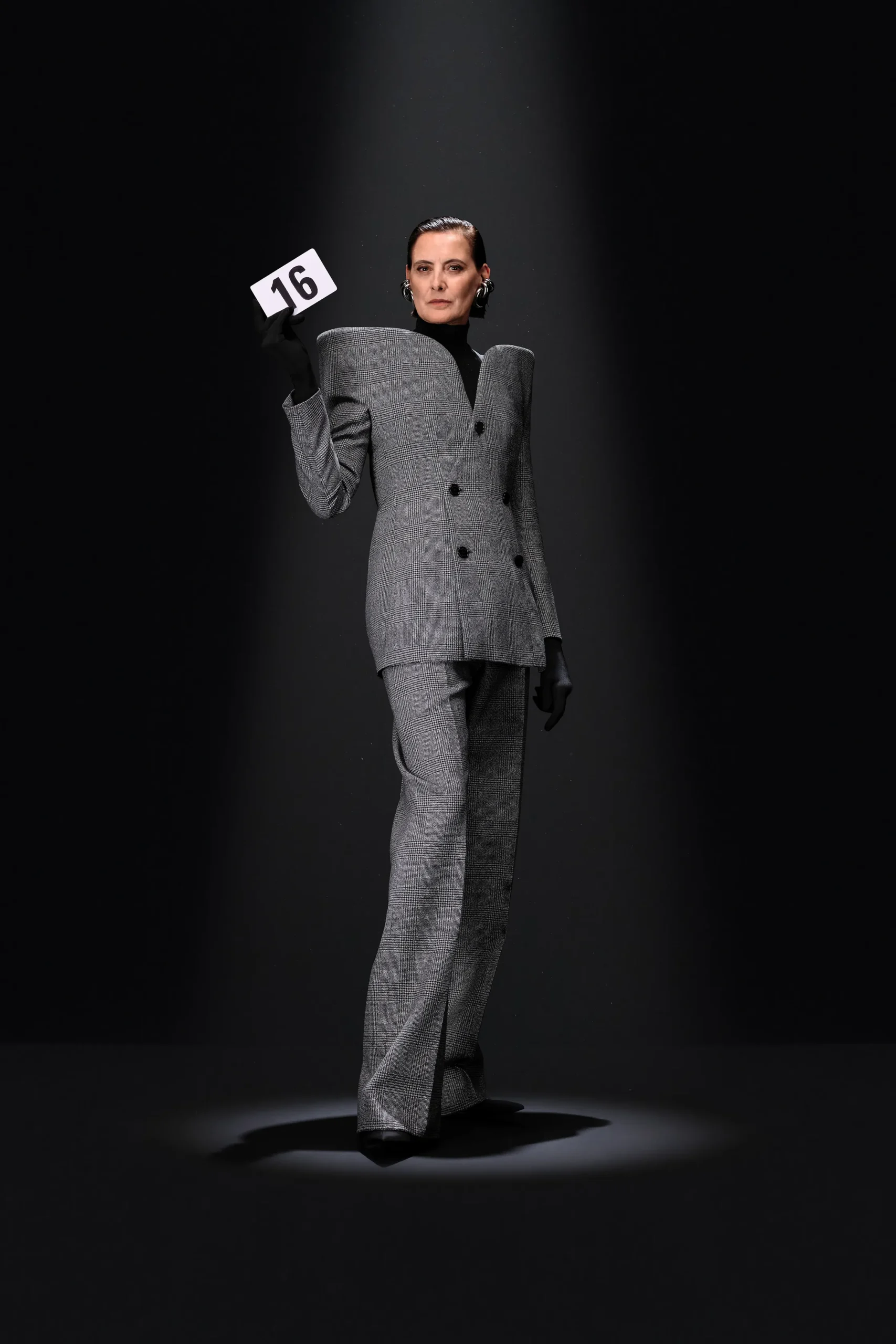 00016-balenciaga-fall-2023-couture-credit-gorunway