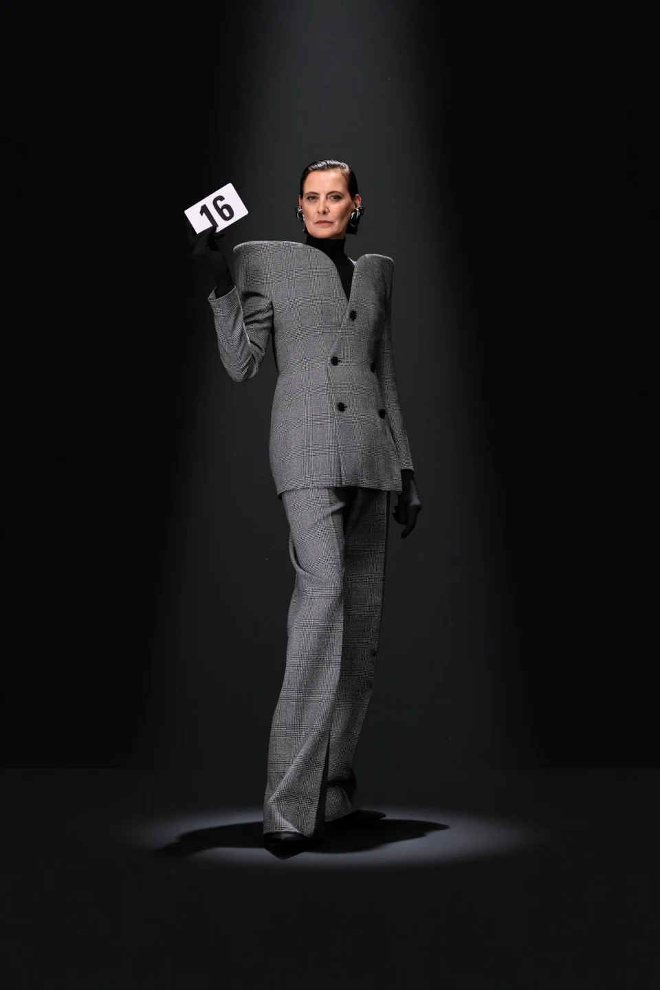 00016-balenciaga-fall-2023-couture-credit-gorunway