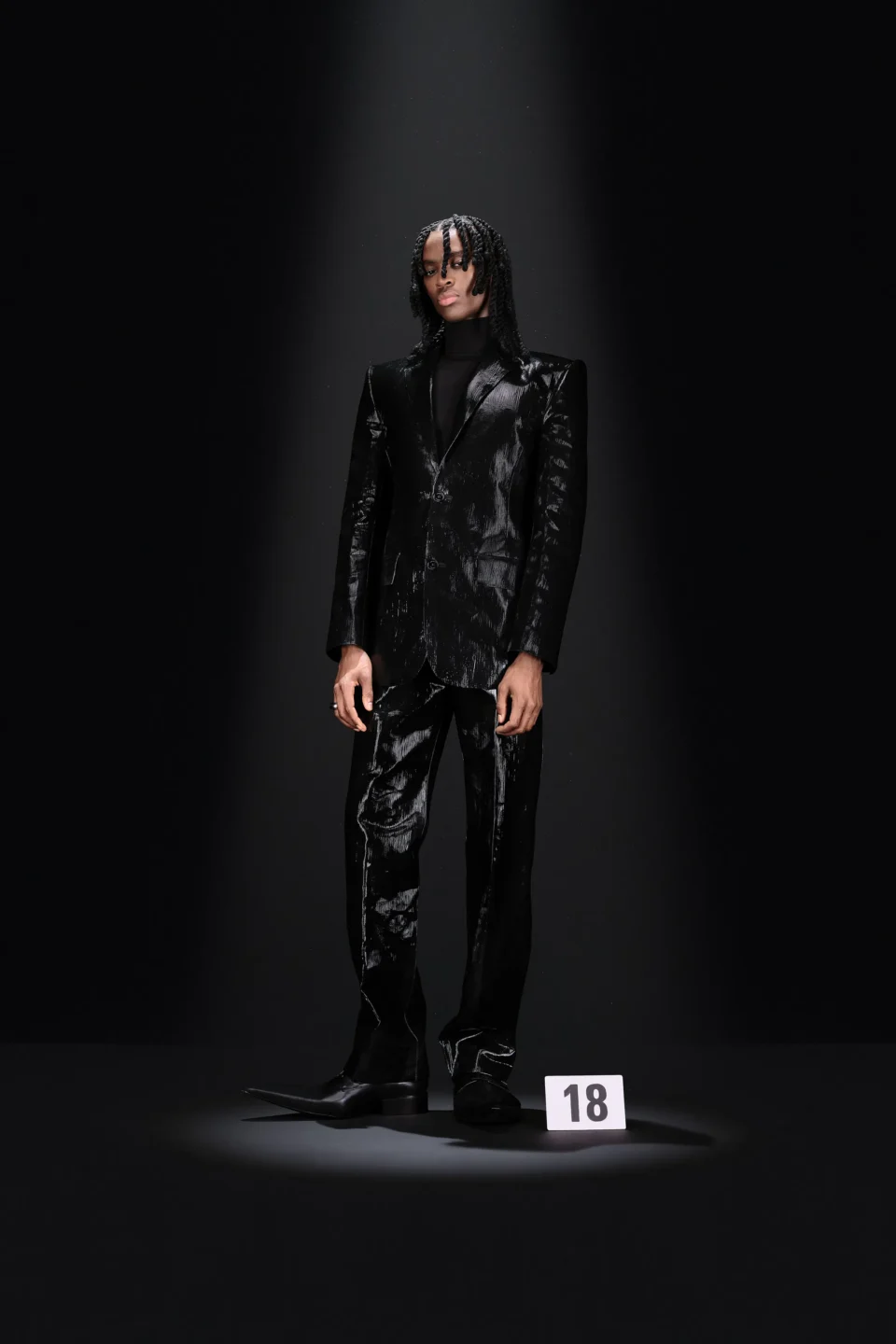 00018-balenciaga-fall-2023-couture-credit-gorunway