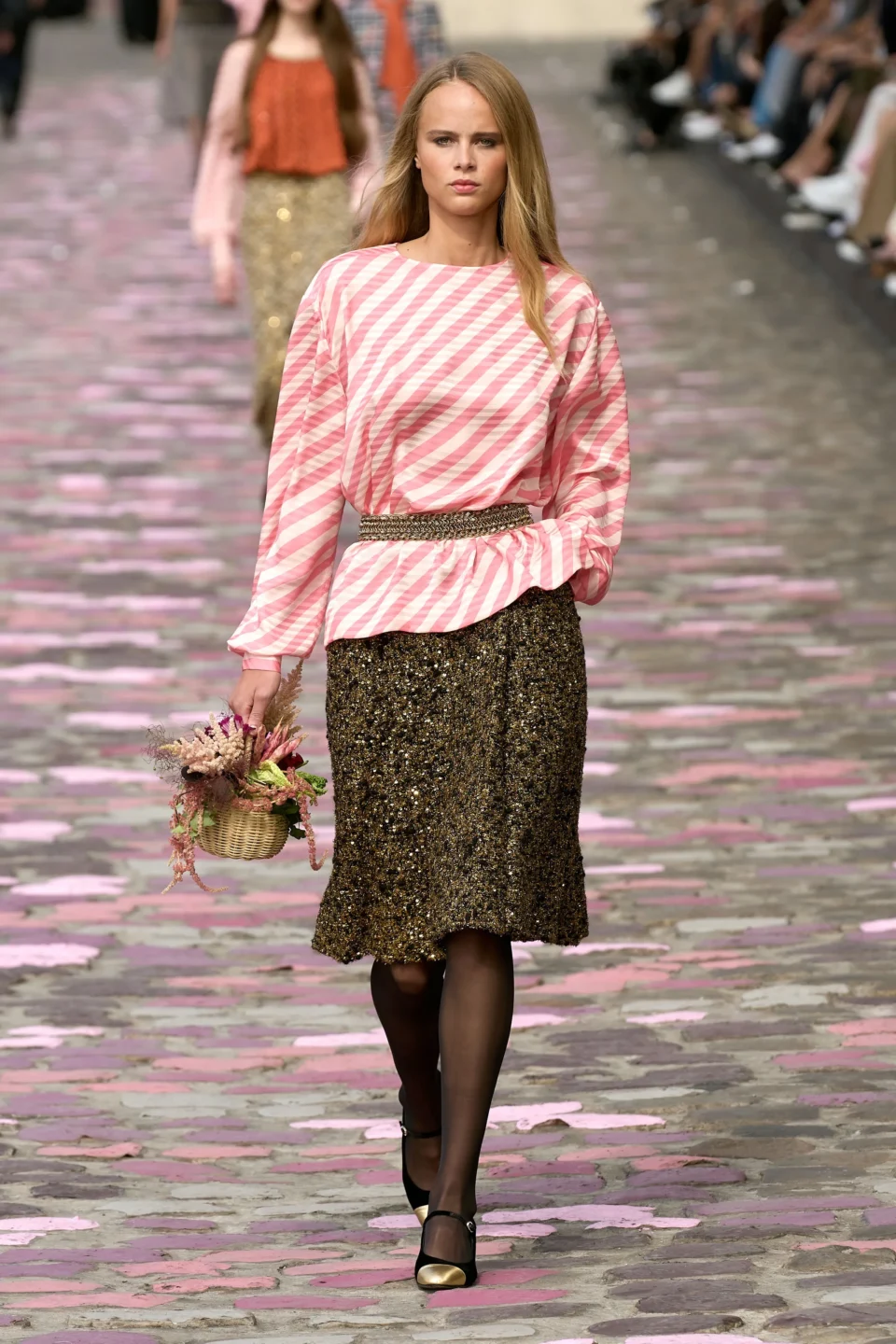 00023-chanel-fall-2023-couture-credit-gorunway