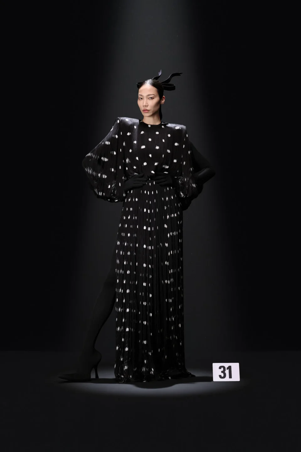 00031-balenciaga-fall-2023-couture-credit-gorunway