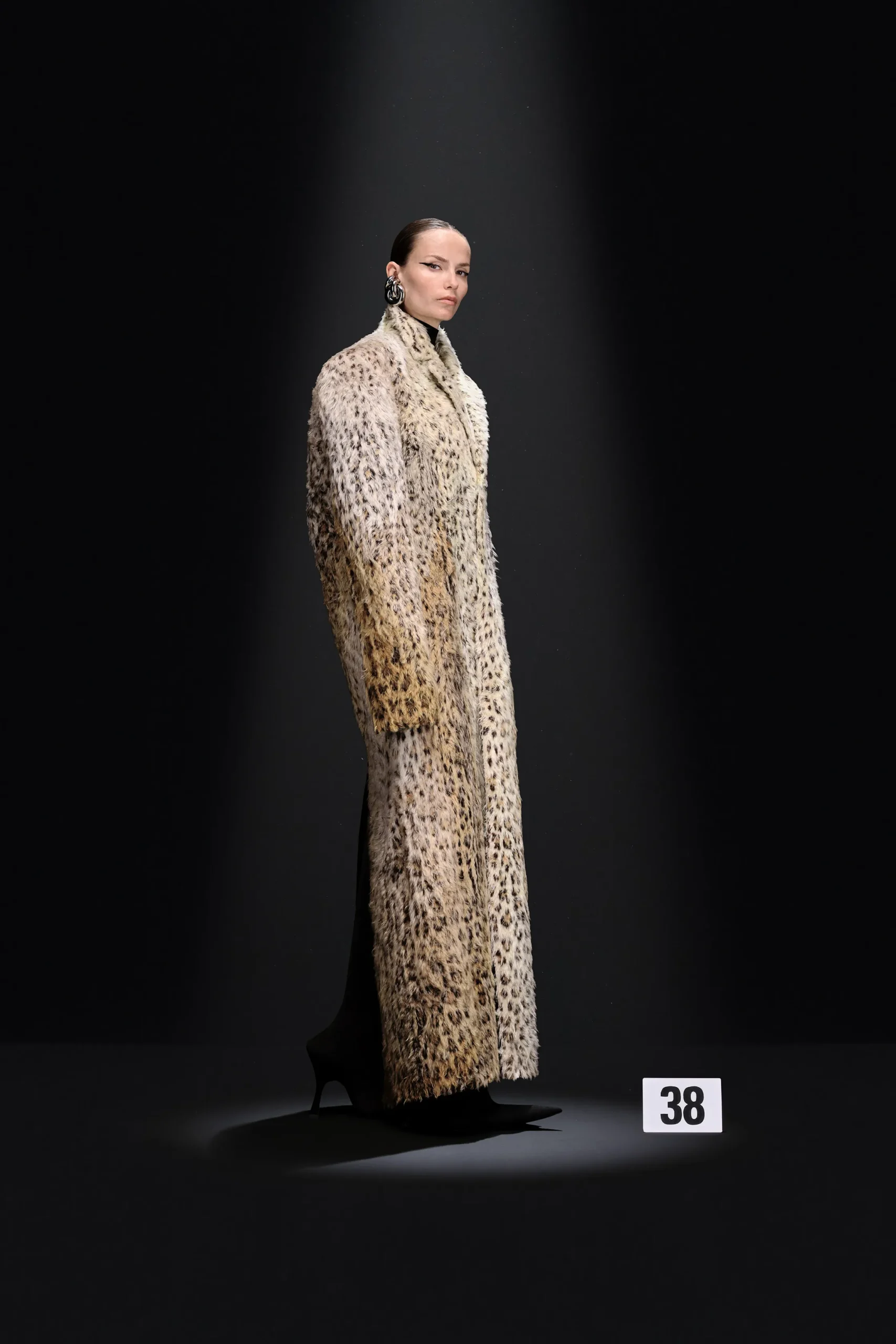 00038-balenciaga-fall-2023-couture-credit-gorunway
