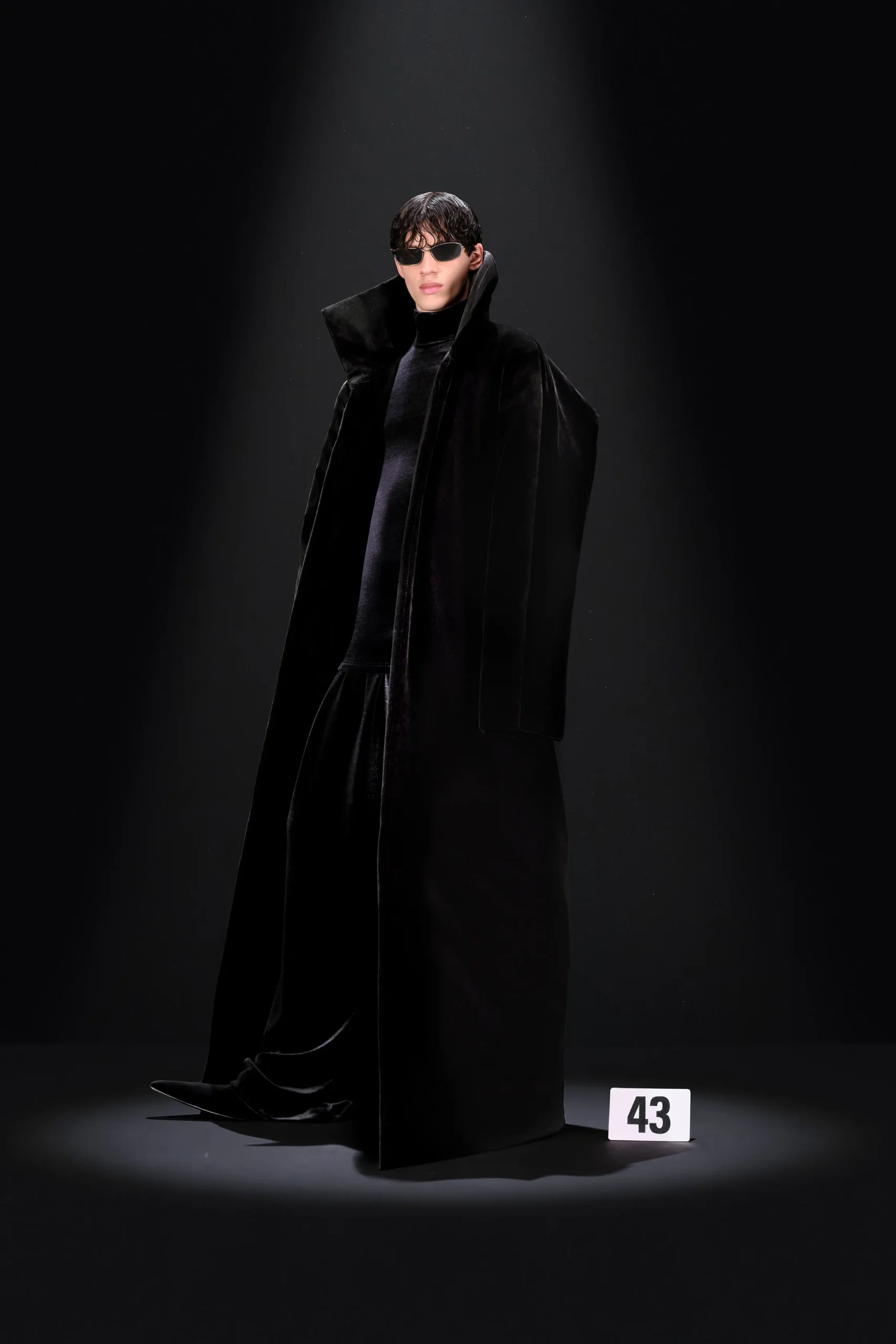 00043-balenciaga-fall-2023-couture-credit-gorunway