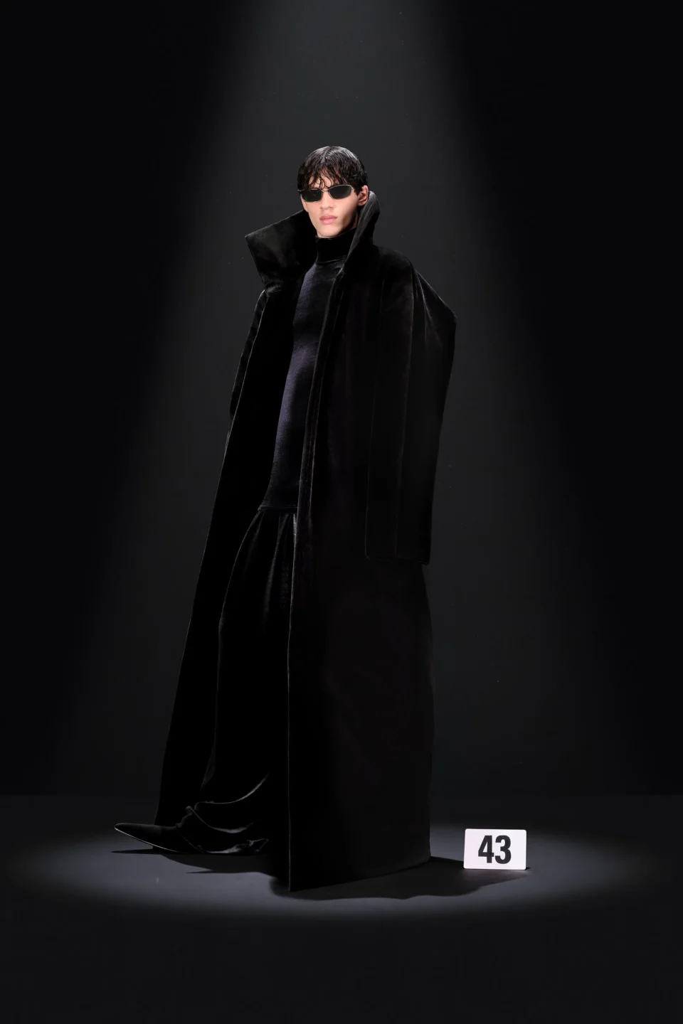 00043-balenciaga-fall-2023-couture-credit-gorunway