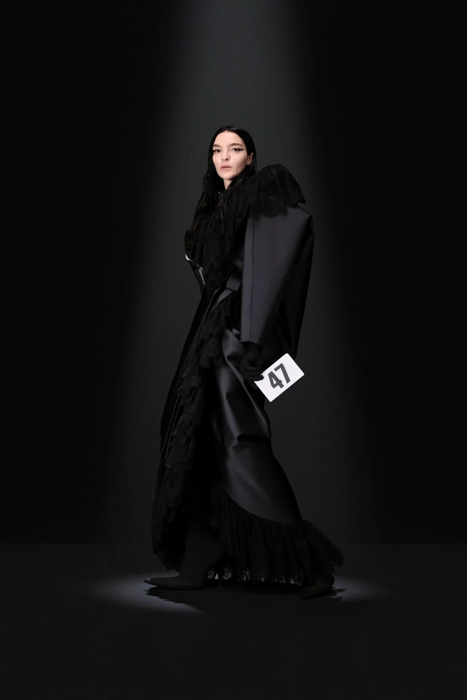 00047-balenciaga-fall-2023-couture-credit-gorunway