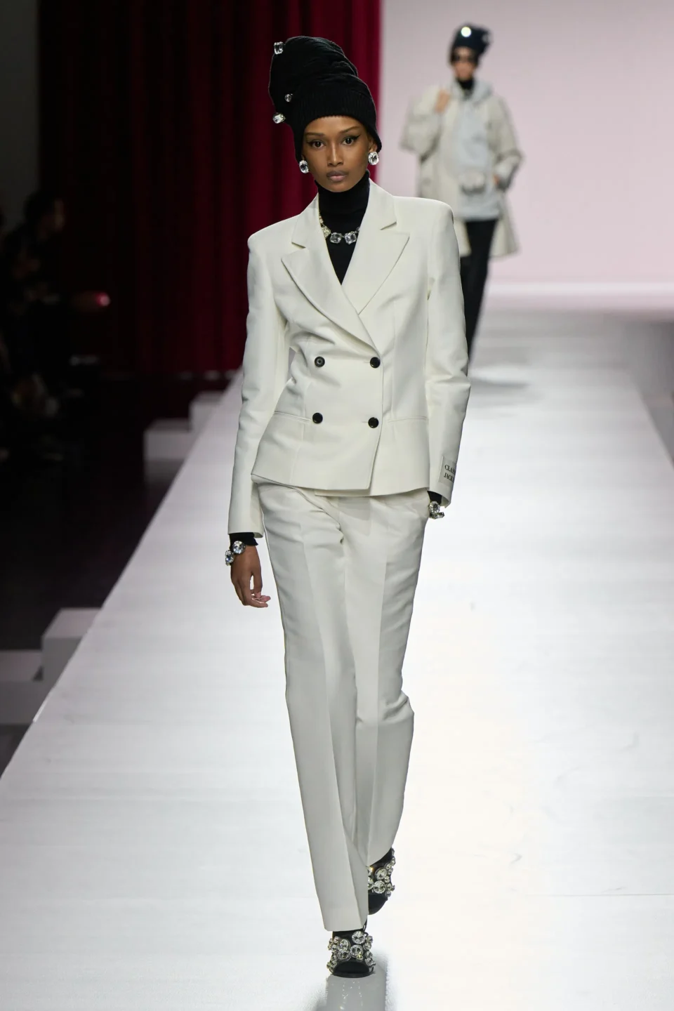 00001-moschino-spring-2024-ready-to-wear-credit-gorunway