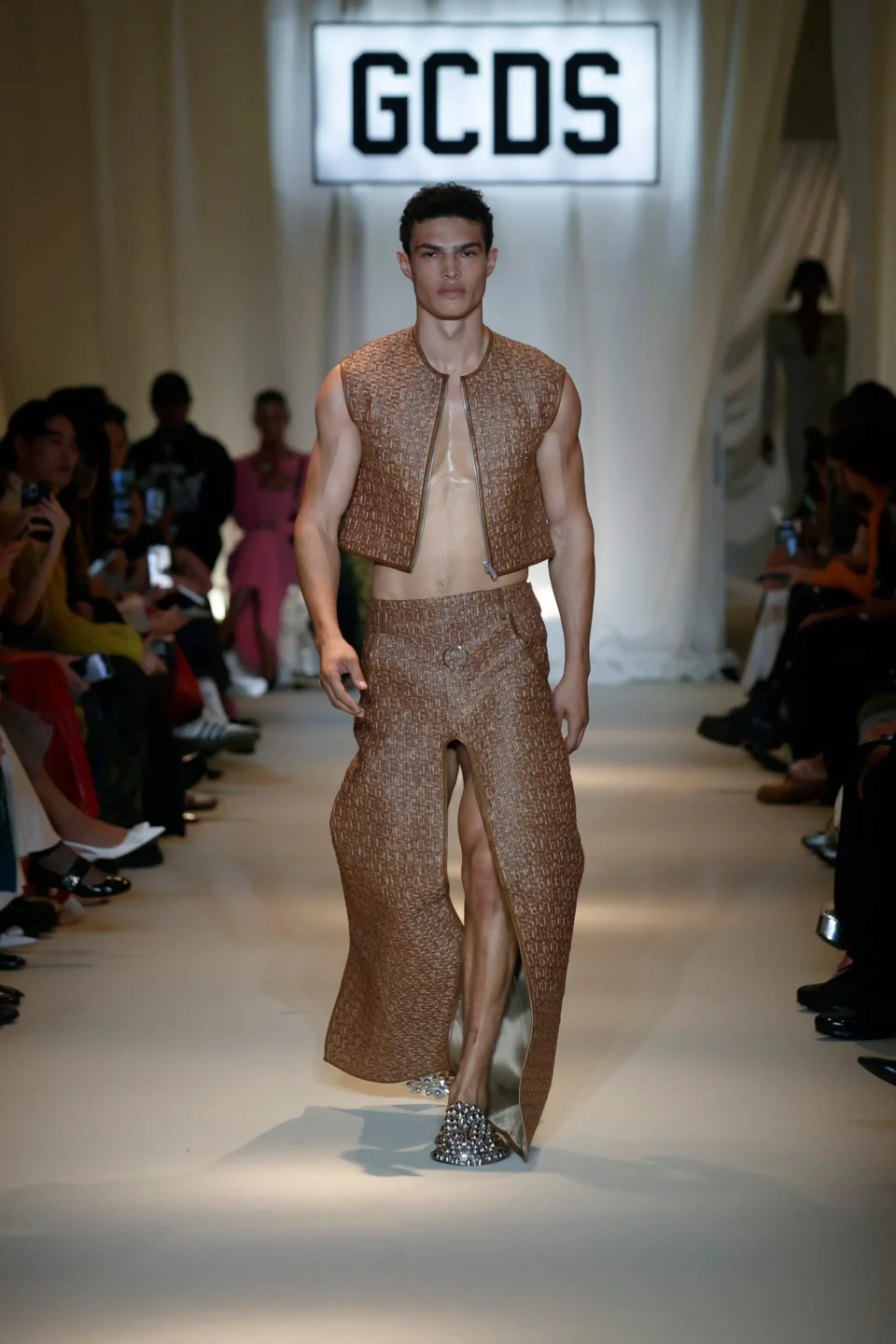 00002-gcds-spring-2024-ready-to-wear-credit-brand