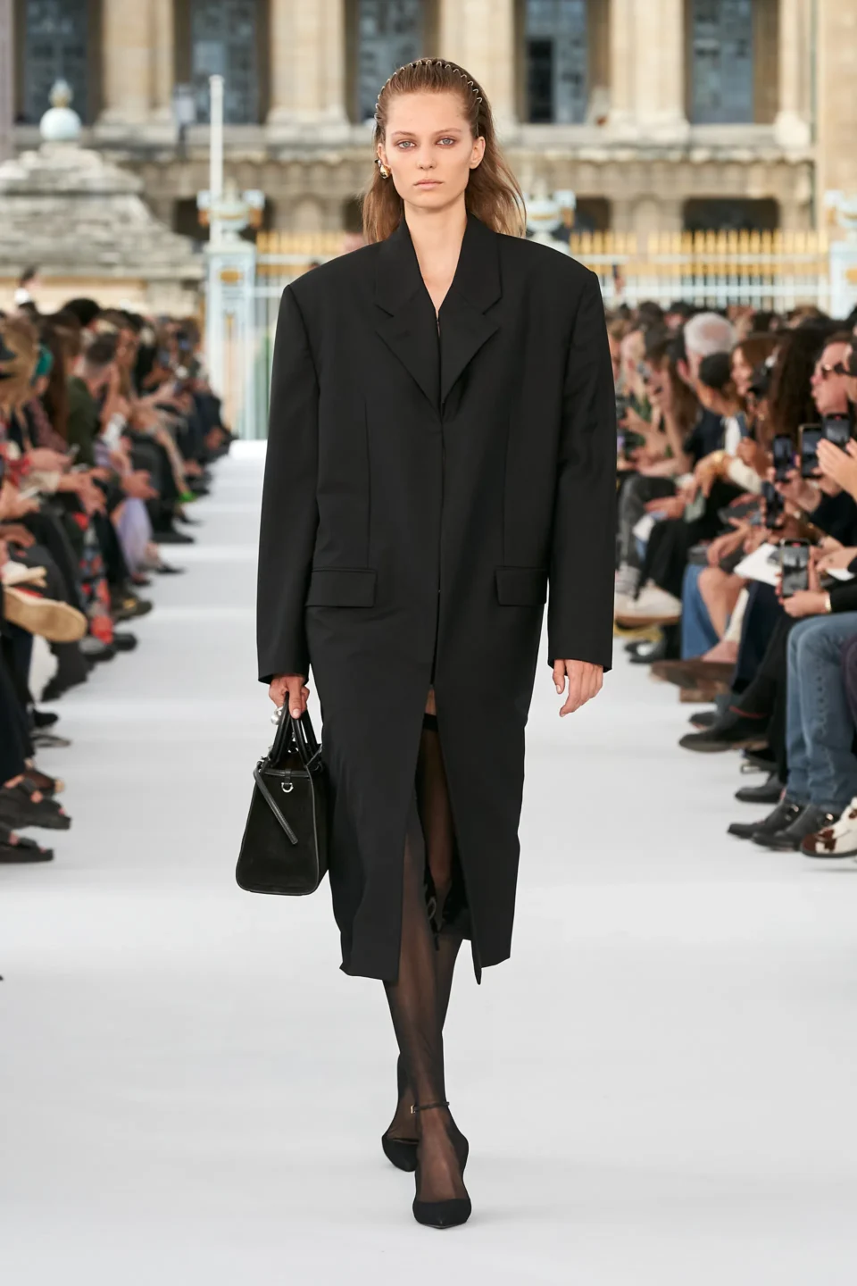 00003-givenchy-spring-2024-ready-to-wear-credit-gorunway