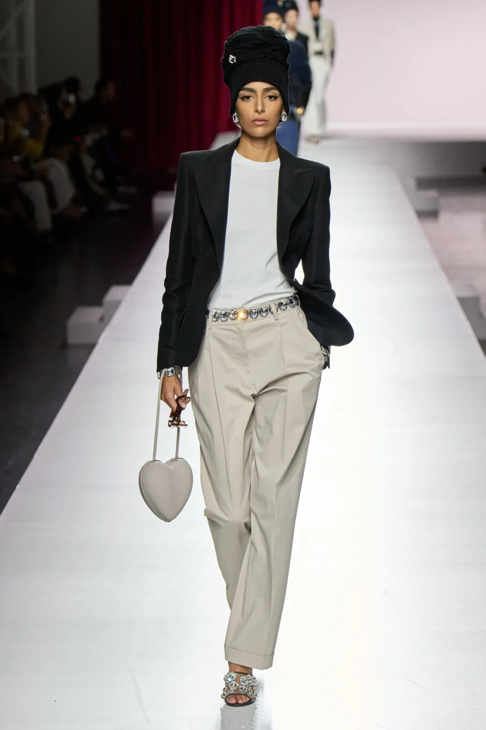 00003-moschino-spring-2024-ready-to-wear-credit-gorunway