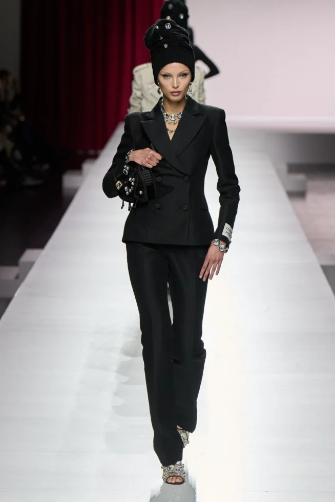 00005-moschino-spring-2024-ready-to-wear-credit-gorunway