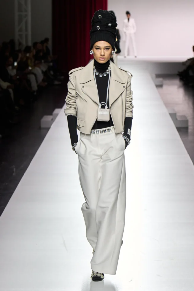 00006-moschino-spring-2024-ready-to-wear-credit-gorunway
