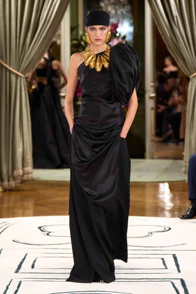 00007-schiaparelli-spring-2024-ready-to-wear-credit-gorunway