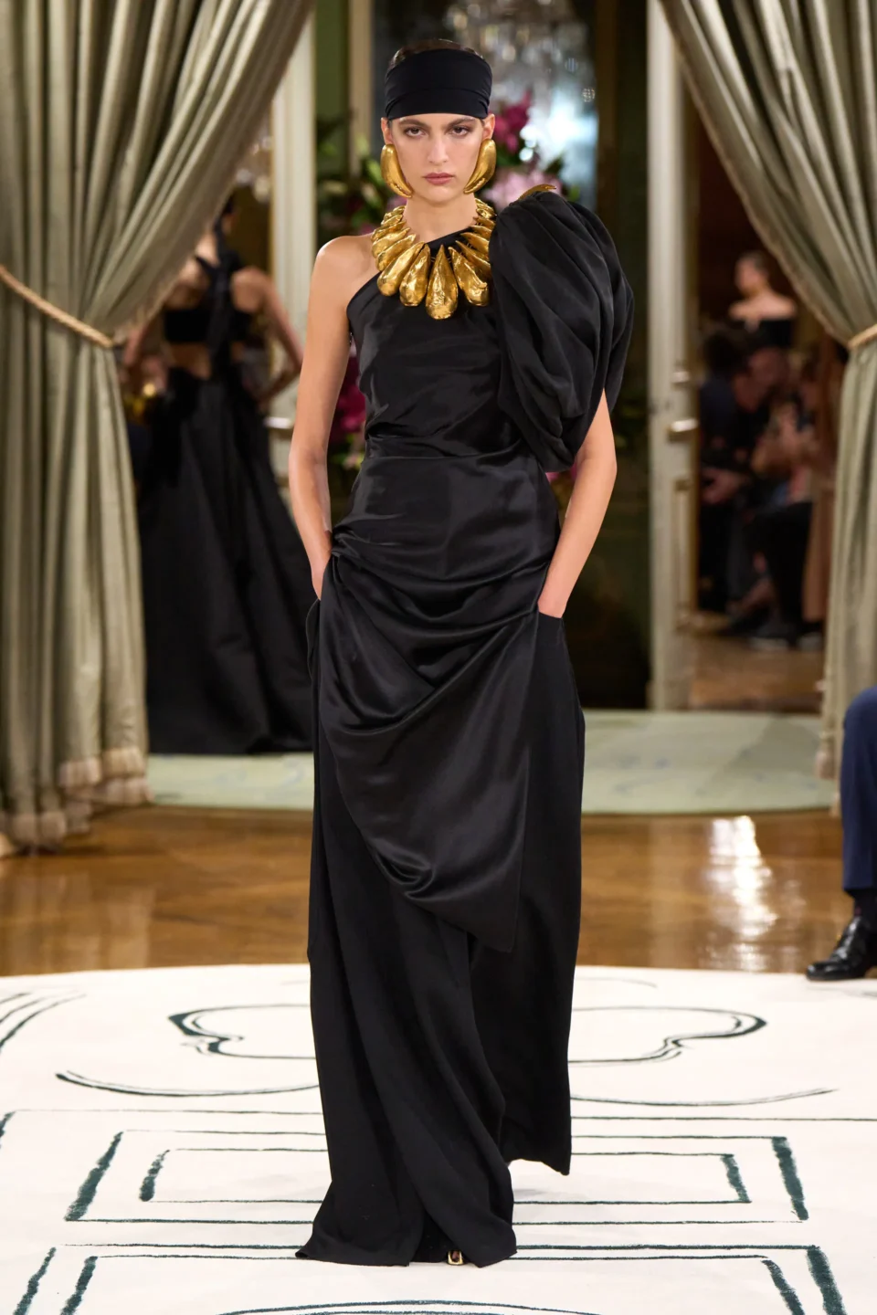 00007-schiaparelli-spring-2024-ready-to-wear-credit-gorunway