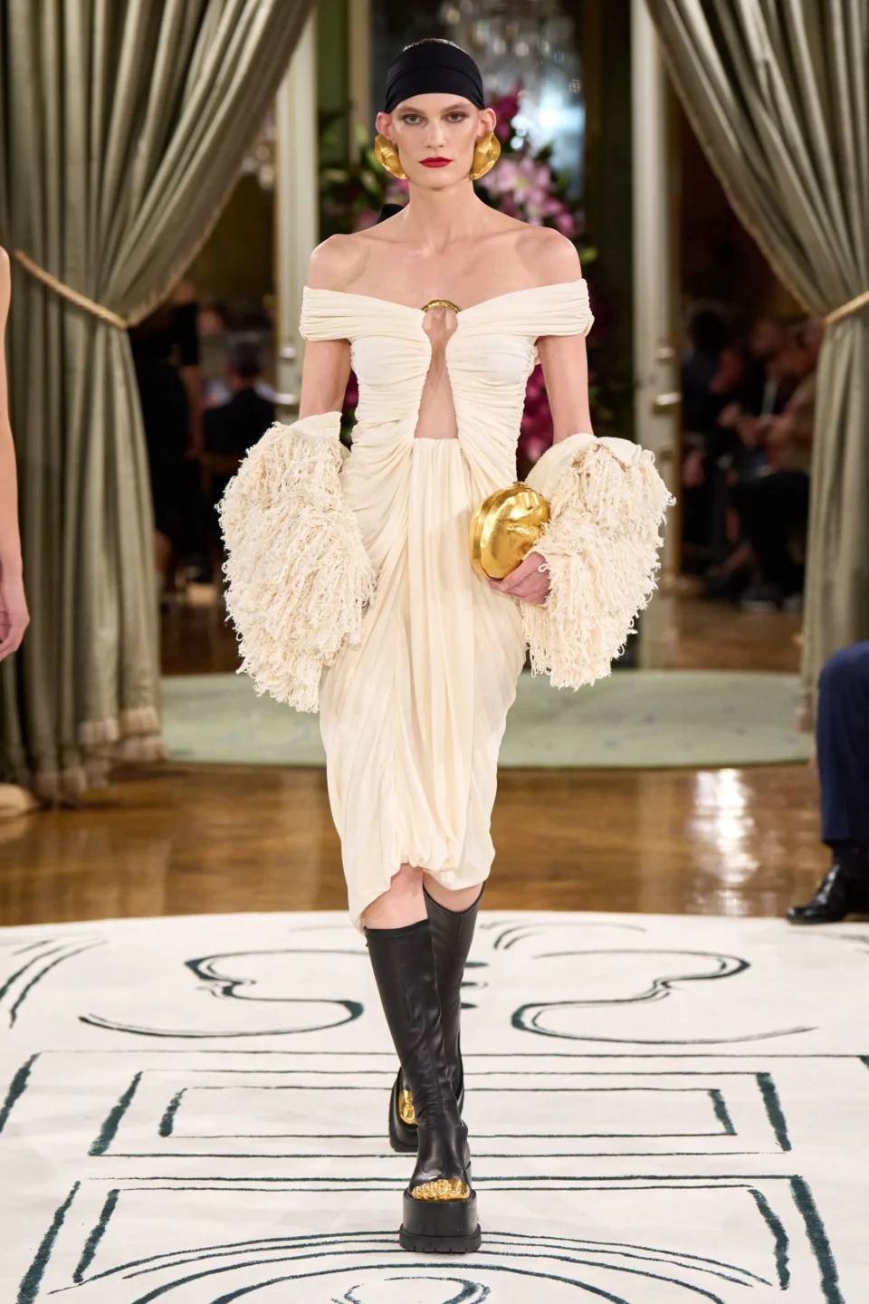 00013-schiaparelli-spring-2024-ready-to-wear-credit-gorunway