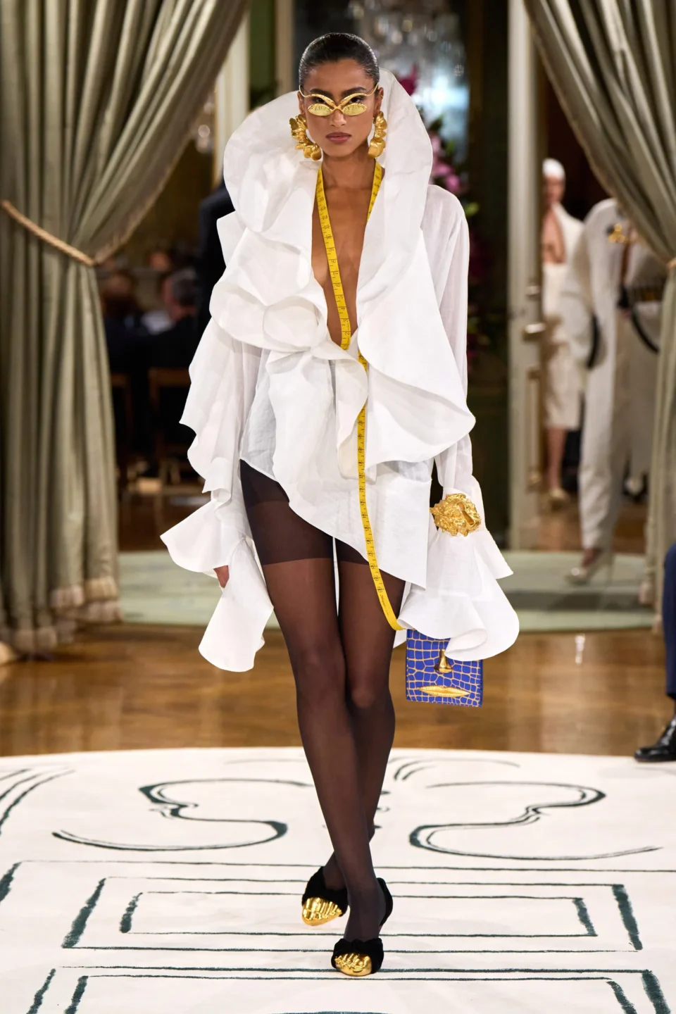 00018-schiaparelli-spring-2024-ready-to-wear-credit-gorunway