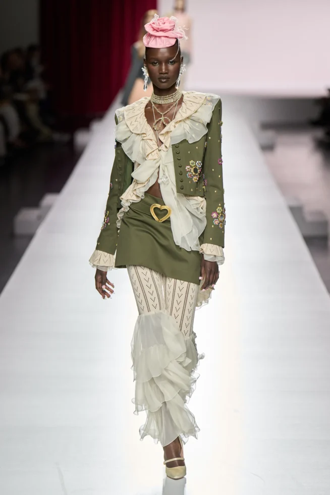00023-moschino-spring-2024-ready-to-wear-credit-gorunway