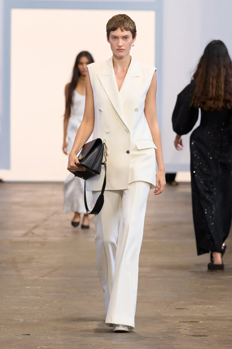 00024-gabriela-hearst-spring-2024-ready-to-wear-details-credit-gorunway