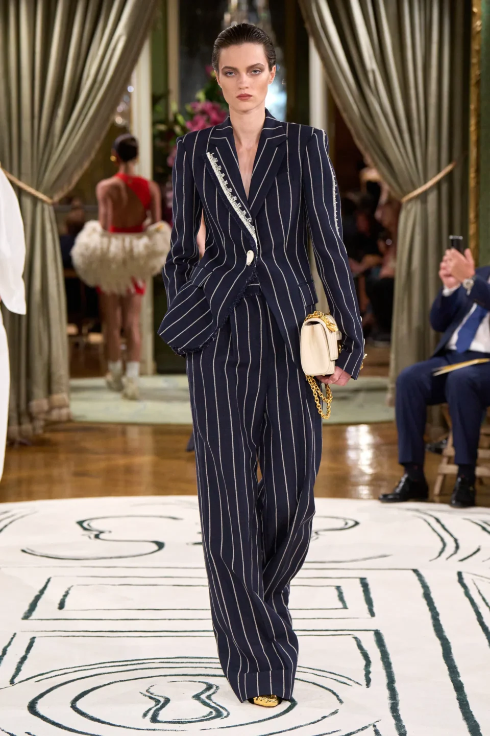 00024-schiaparelli-spring-2024-ready-to-wear-credit-gorunway