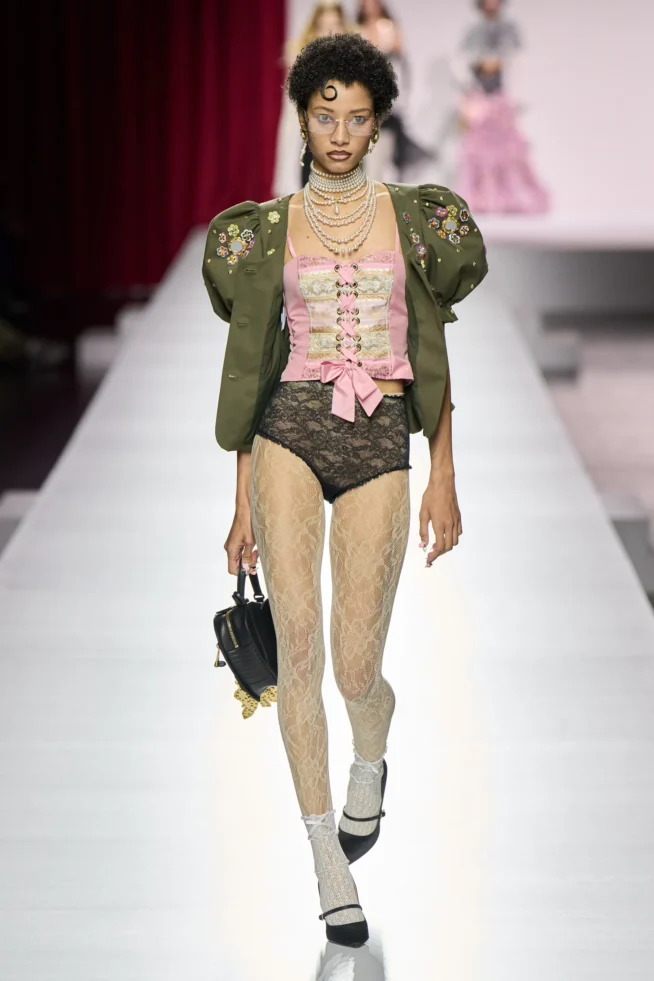 00026-moschino-spring-2024-ready-to-wear-credit-gorunway