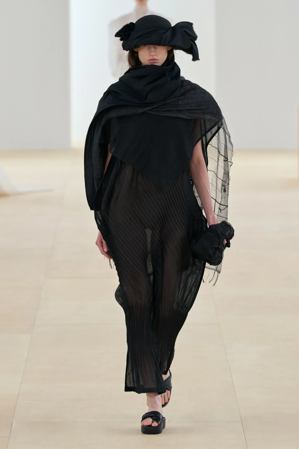 00028—issey—miyake-spring-2024-ready-to-wear-credit-gorunway