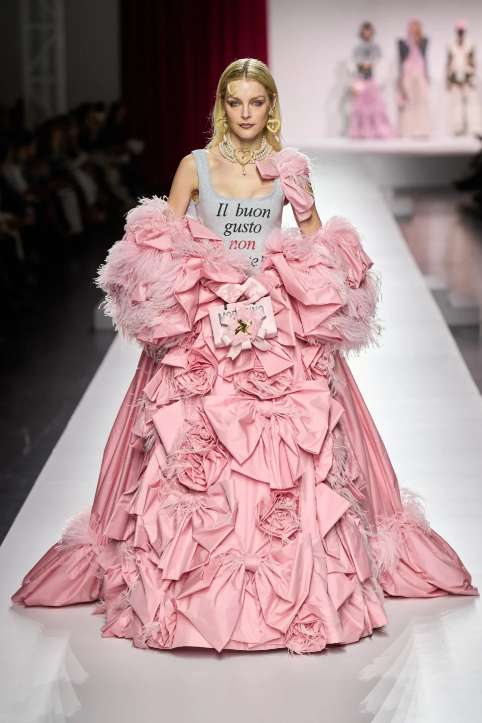 00030-moschino-spring-2024-ready-to-wear-credit-gorunway