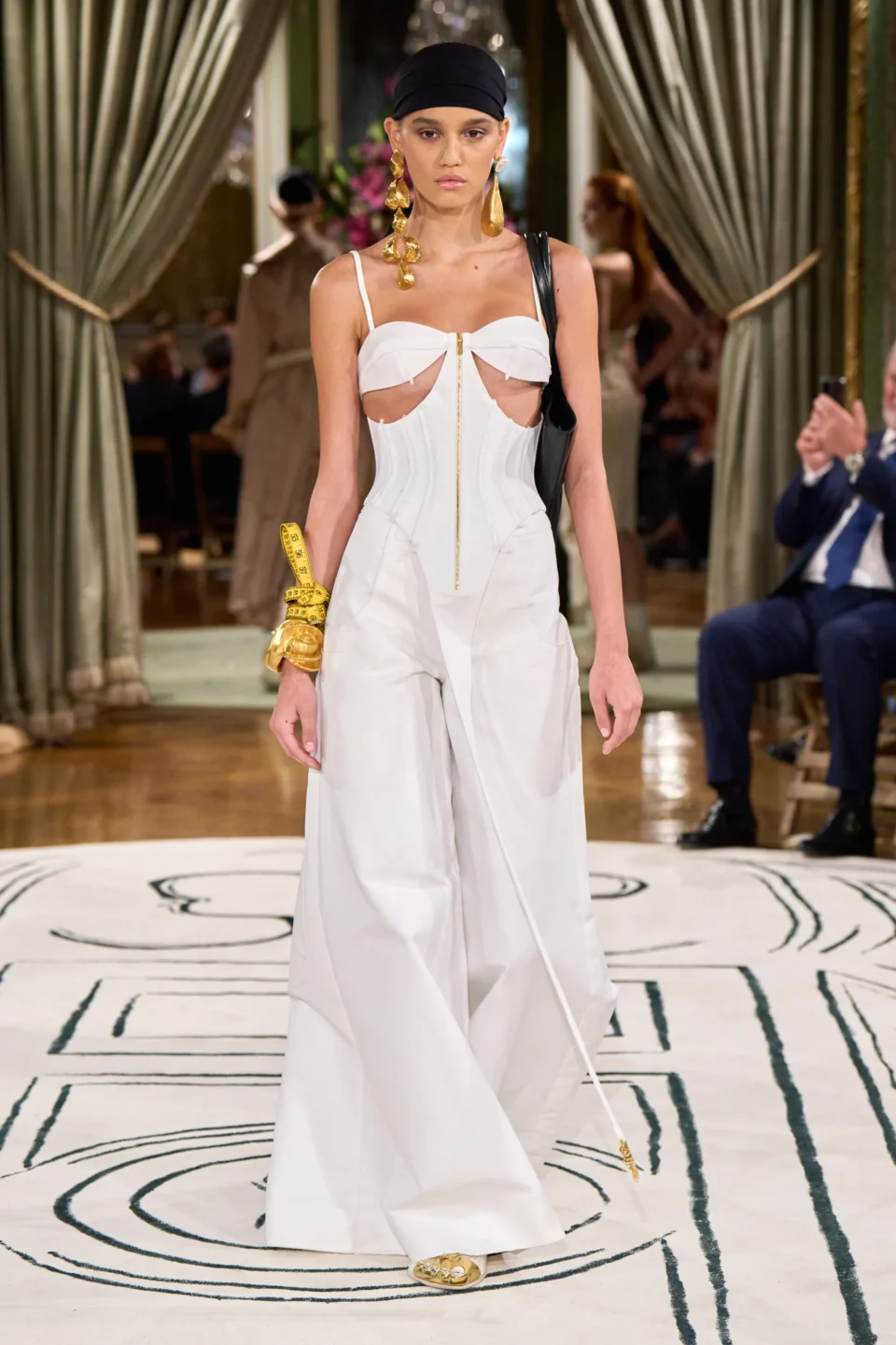00034-schiaparelli-spring-2024-ready-to-wear-credit-gorunway