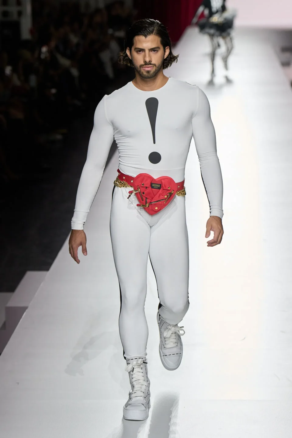 00035-moschino-spring-2024-ready-to-wear-credit-gorunway