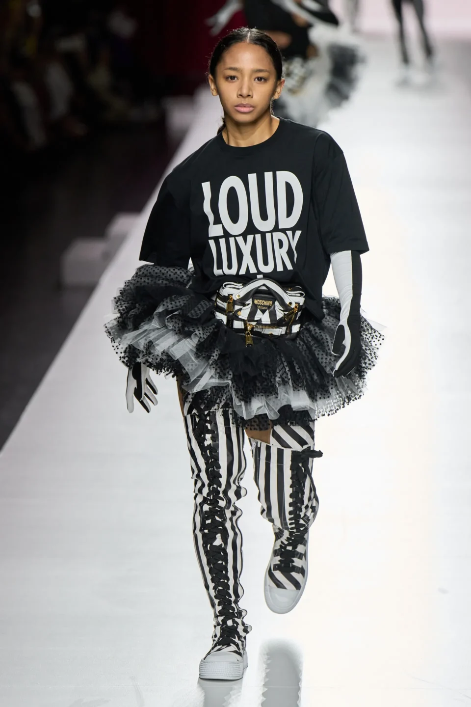 00036-moschino-spring-2024-ready-to-wear-credit-gorunway