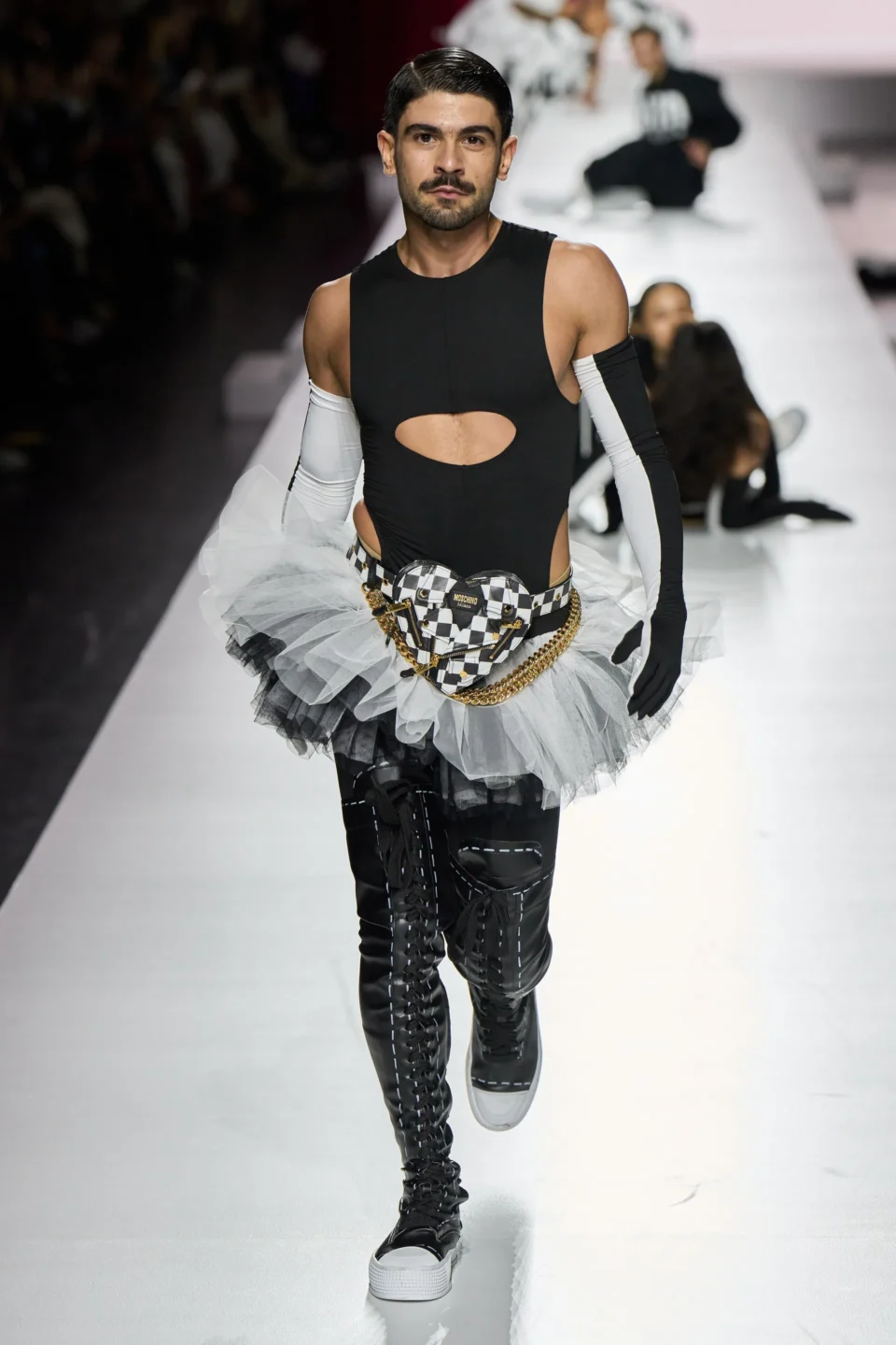 00038-moschino-spring-2024-ready-to-wear-credit-gorunway