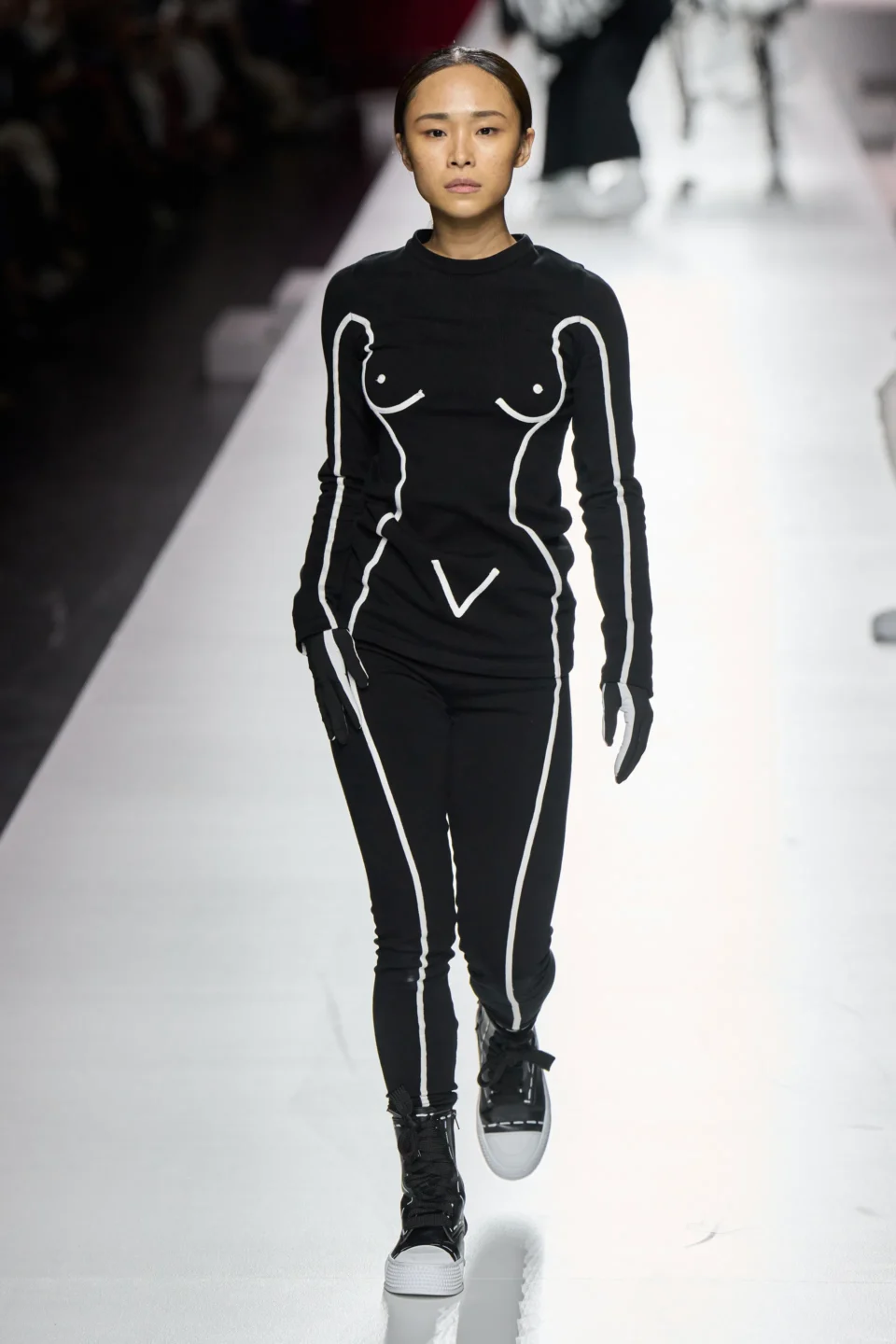 00039-moschino-spring-2024-ready-to-wear-credit-gorunway
