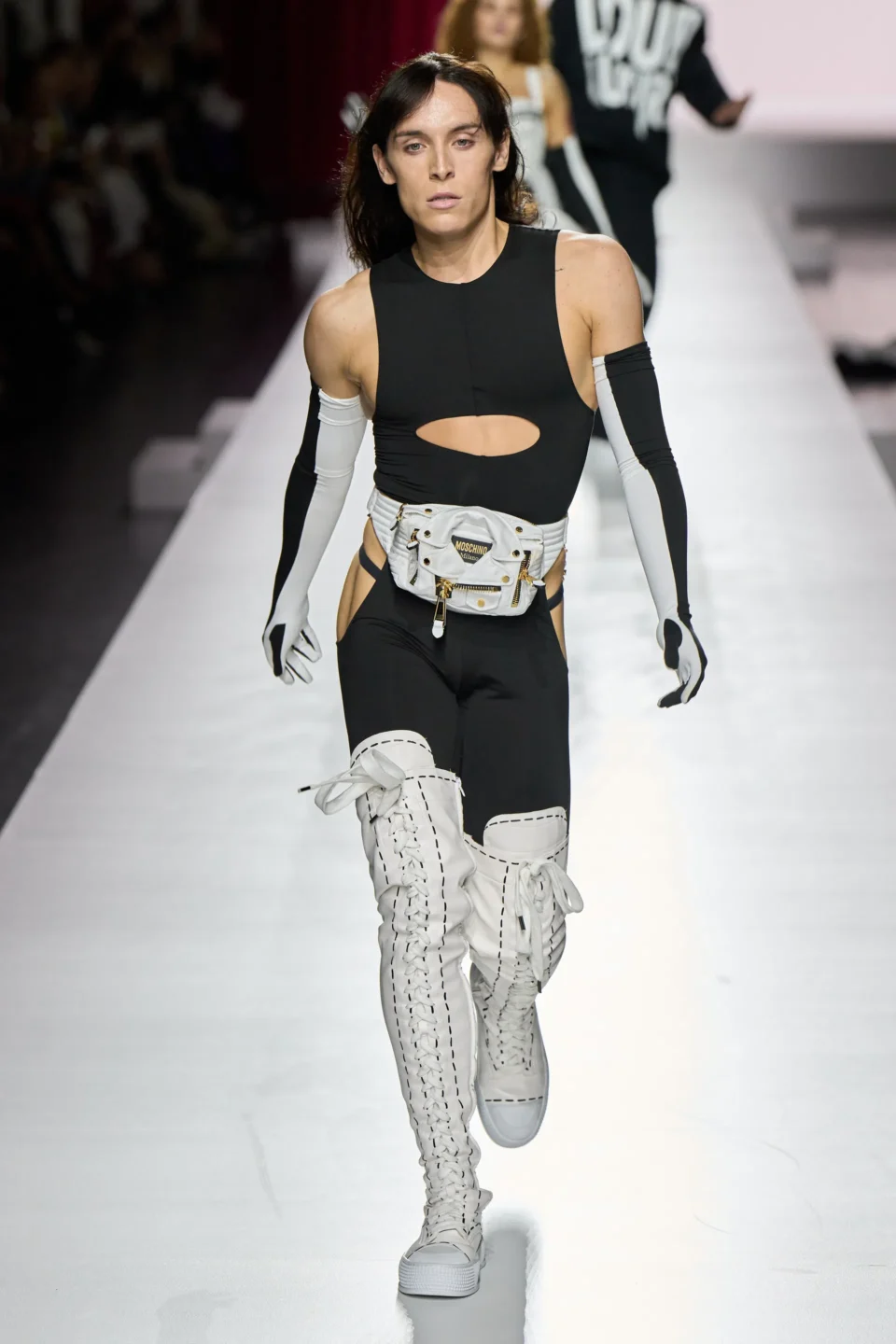 00040-moschino-spring-2024-ready-to-wear-credit-gorunway