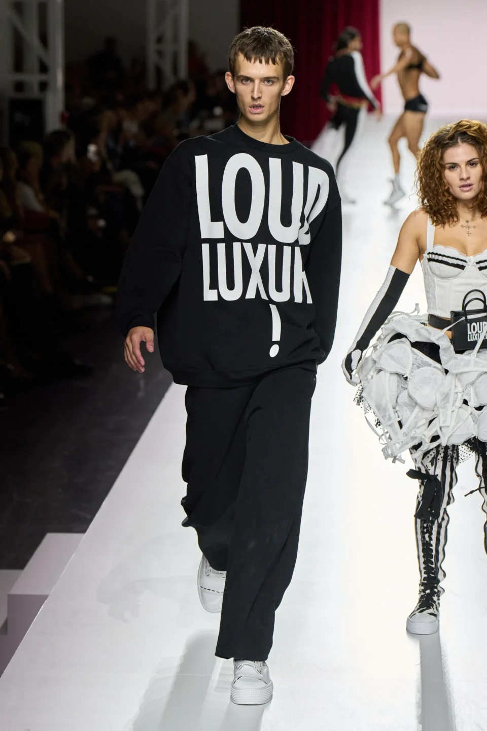 00042-moschino-spring-2024-ready-to-wear-credit-gorunway