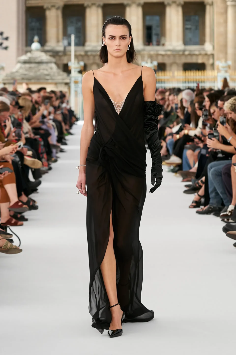 00044-givenchy-spring-2024-ready-to-wear-credit-gorunway
