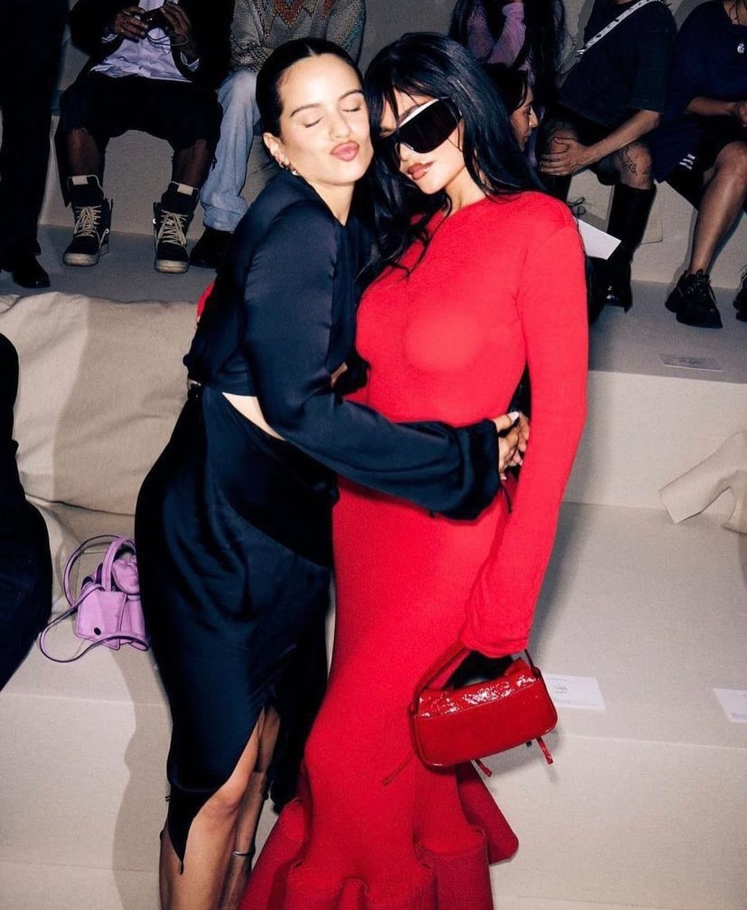 Rosalía e Kylie Jenner nas primeiras filas dos desfiles de verão 2024