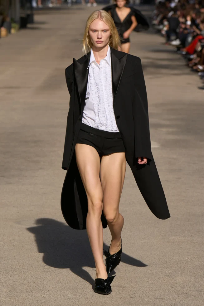 00001-stella-mccartney-spring-2024-ready-to-wear-credit-gorunway