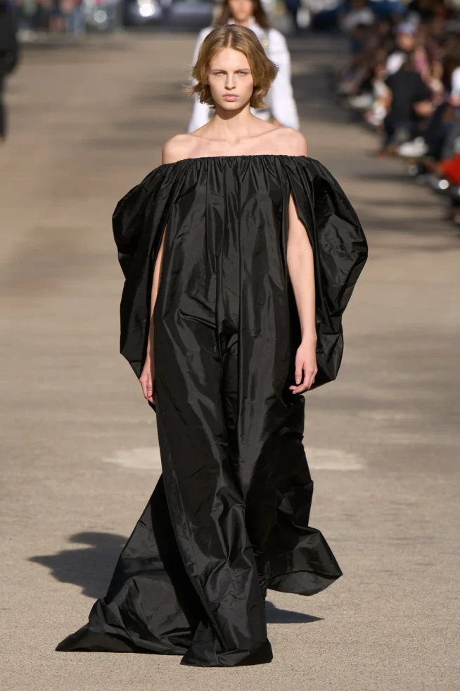 00007-stella-mccartney-spring-2024-ready-to-wear-credit-gorunway