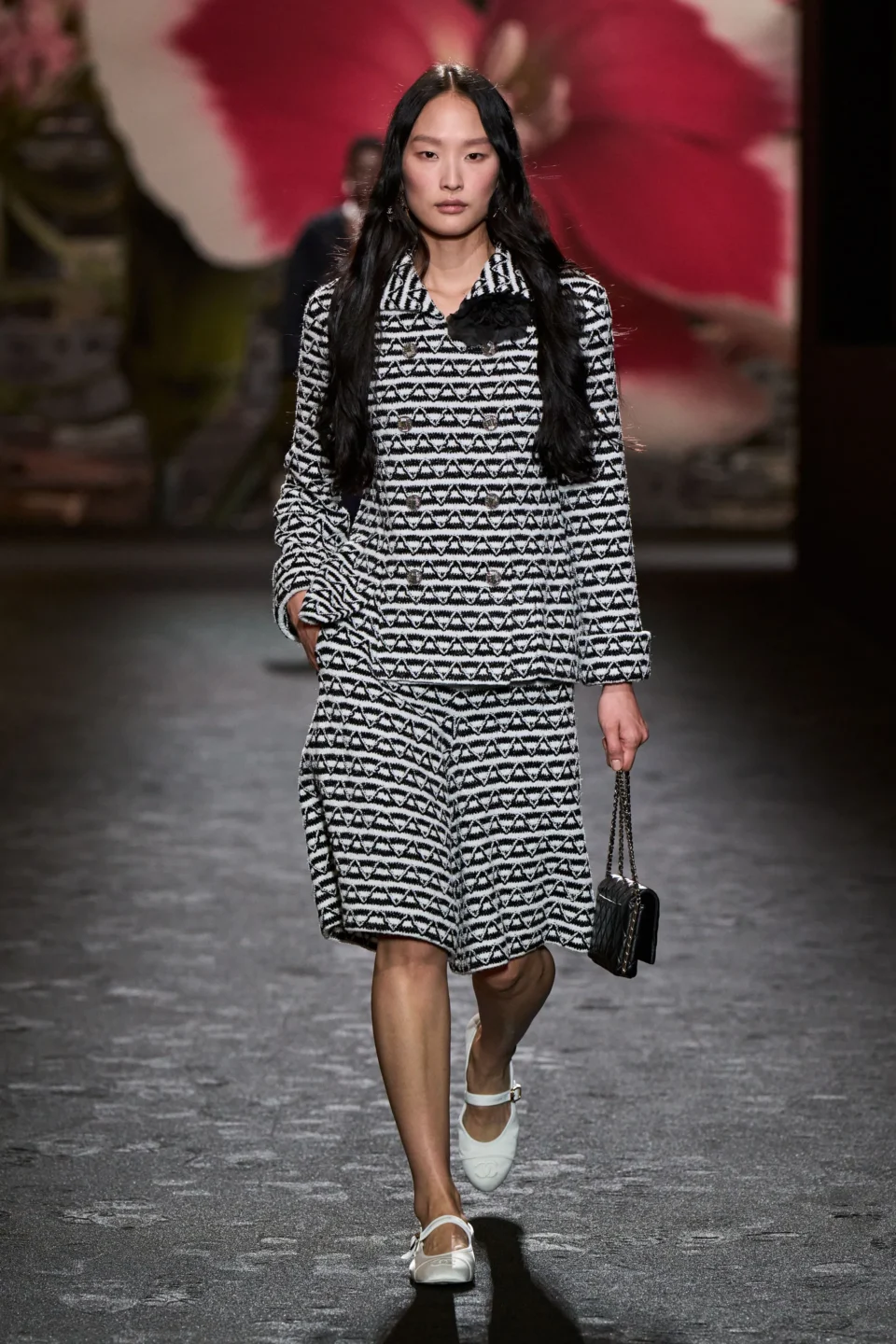00044-chanel-spring-2024-ready-to-wear-credit-gorunway