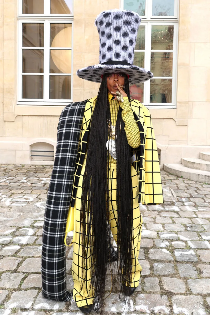 Erykah Badu: a evolução do estilo da rainha do Neo-Soul
A artista foi presença marcante nos desfile de Milão e Paris.