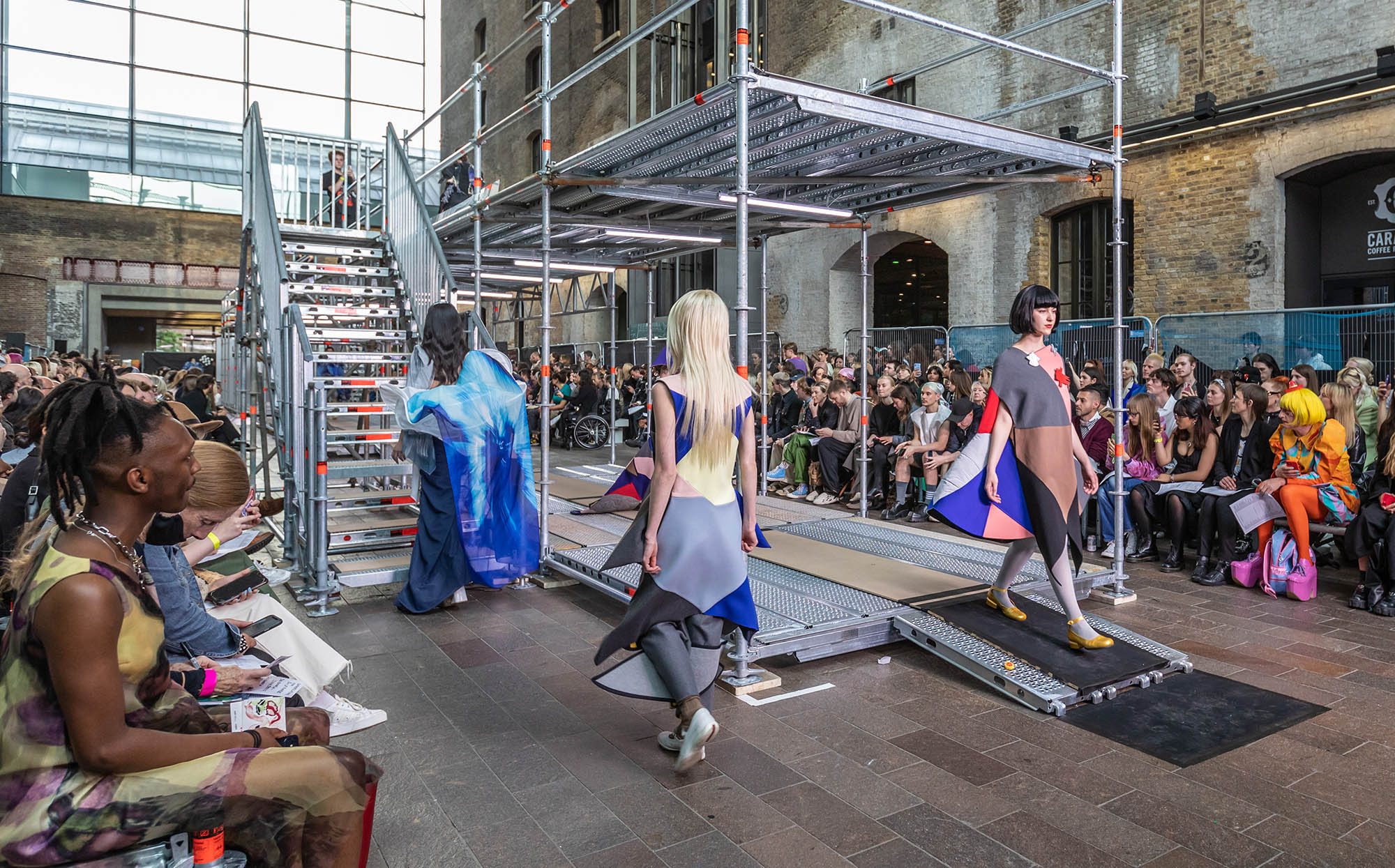 Como é estudar moda na mais importante faculdade do mundo?
Pedro Trindade fez seu mestrado na Central Saint Martins, em Londres e revela detalhes sobre a experiência ao FFW.