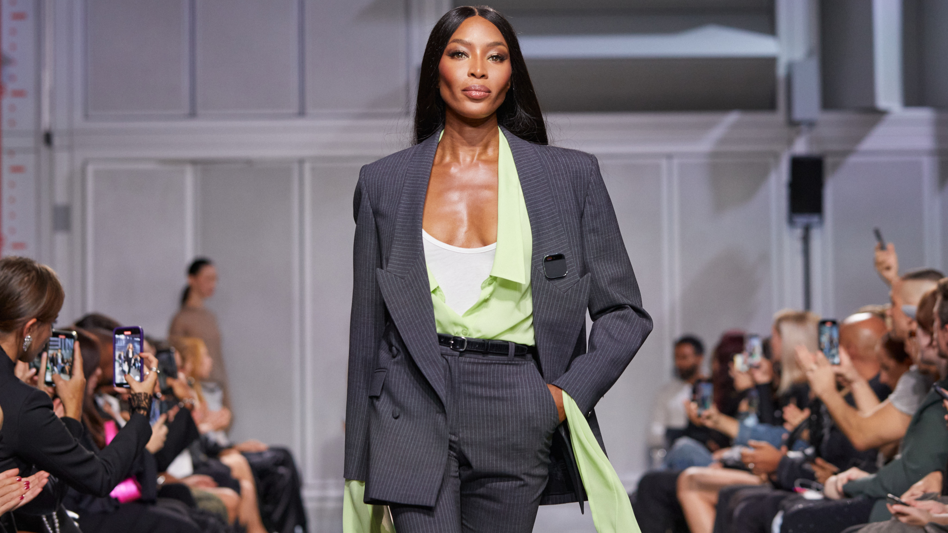 O novo smartphone? Conheça o AI Pin que estreou no desfile da Coperni
