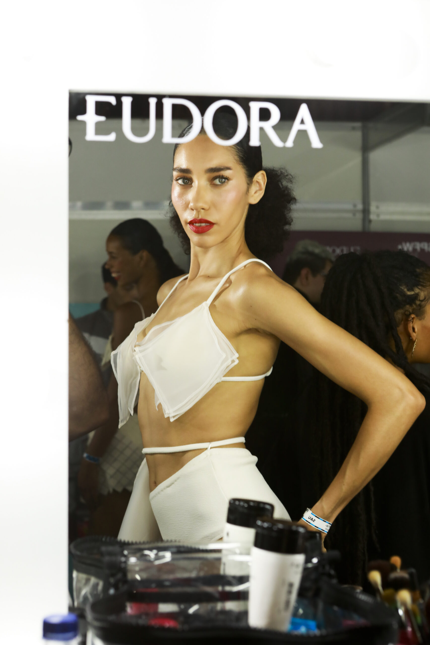 Eudora apresenta 4 tendências de beleza na SPFW N56
Muita cor, naturalidade e um toque de nostalgia: as belezas dos desfiles assinados por Eudora apontam tendências de maquiagem para o próximo verão.  
